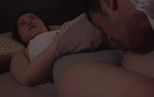 3 ngày người chồng đi công việc, vợ yêu ở nhà nữa đêm bị bố chồng yêu mò vào phòng