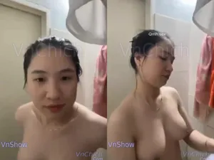 Gái vú ngon, vừa call với ghệ vừa tắm